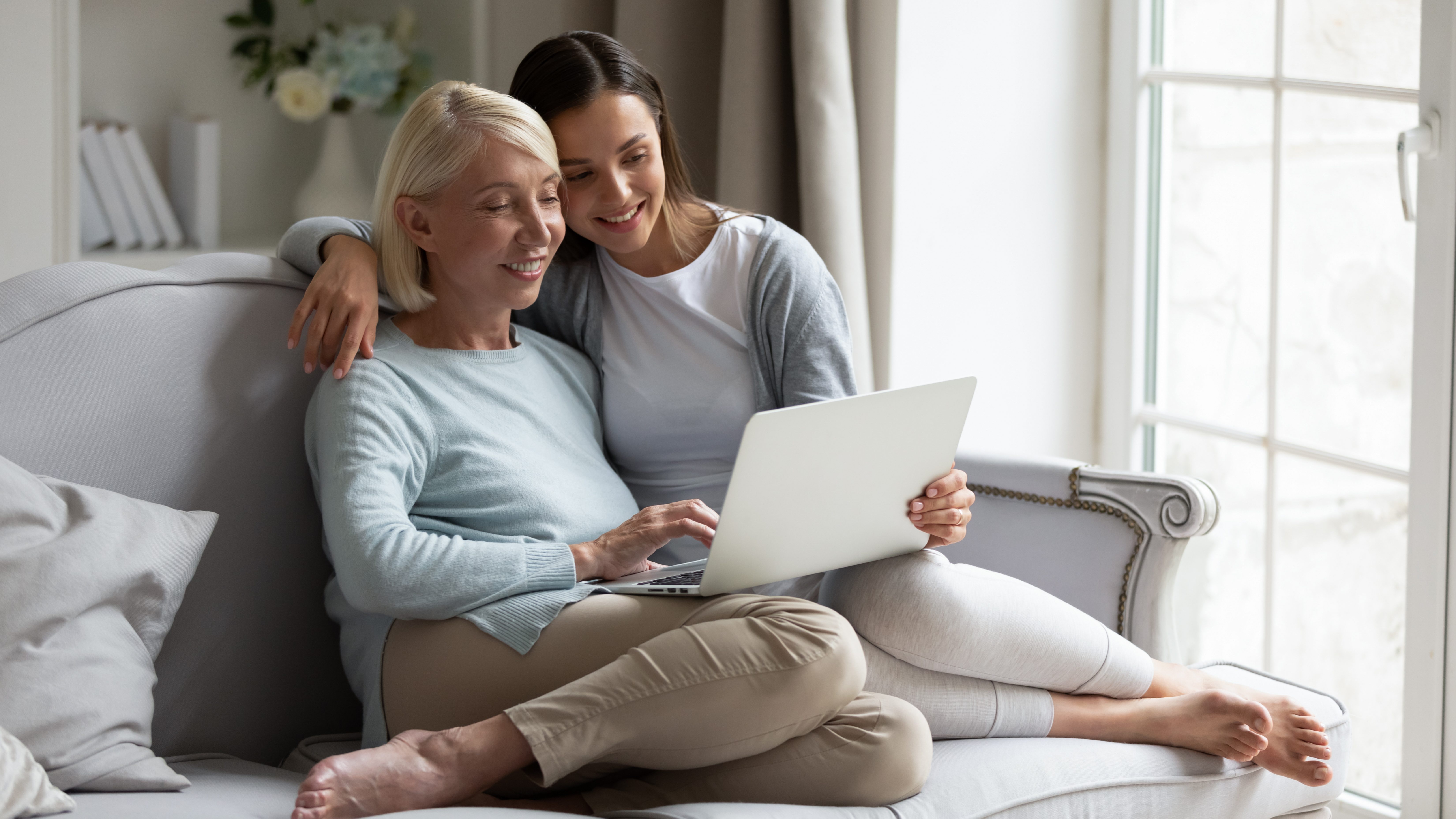 mother daughter browsing online